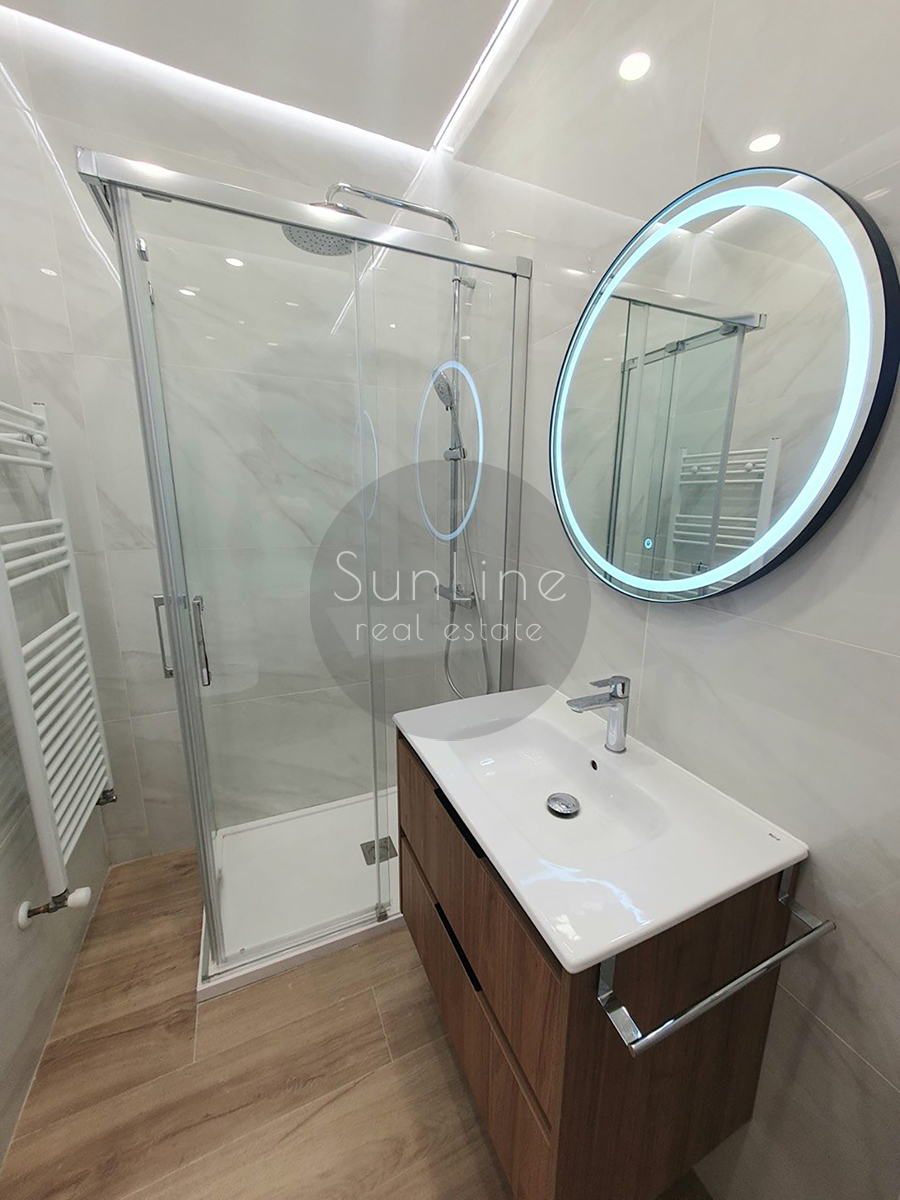 Rent of a Cozy Furnished Apartment with Two Balconies in the Heart of Russafa