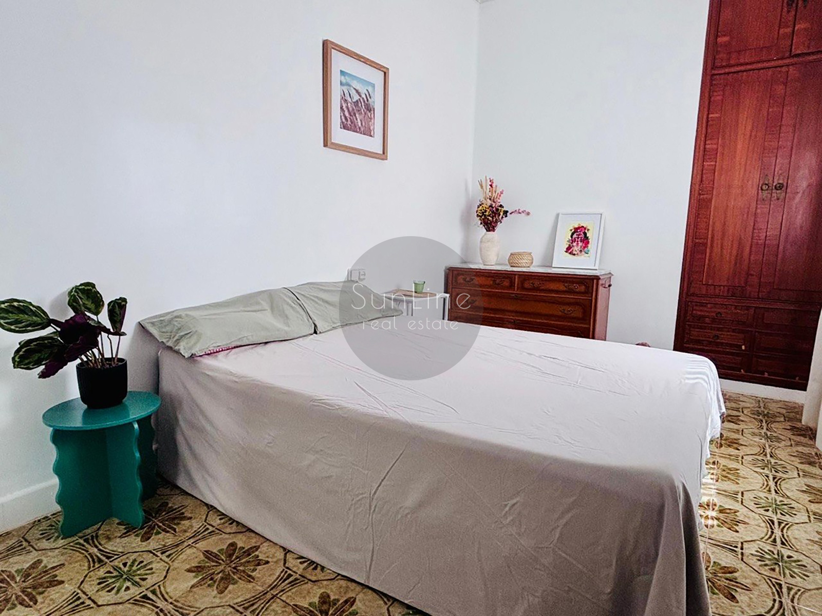 Renting a cozy three-bedroom apartment 5 minutes from Turia Park
