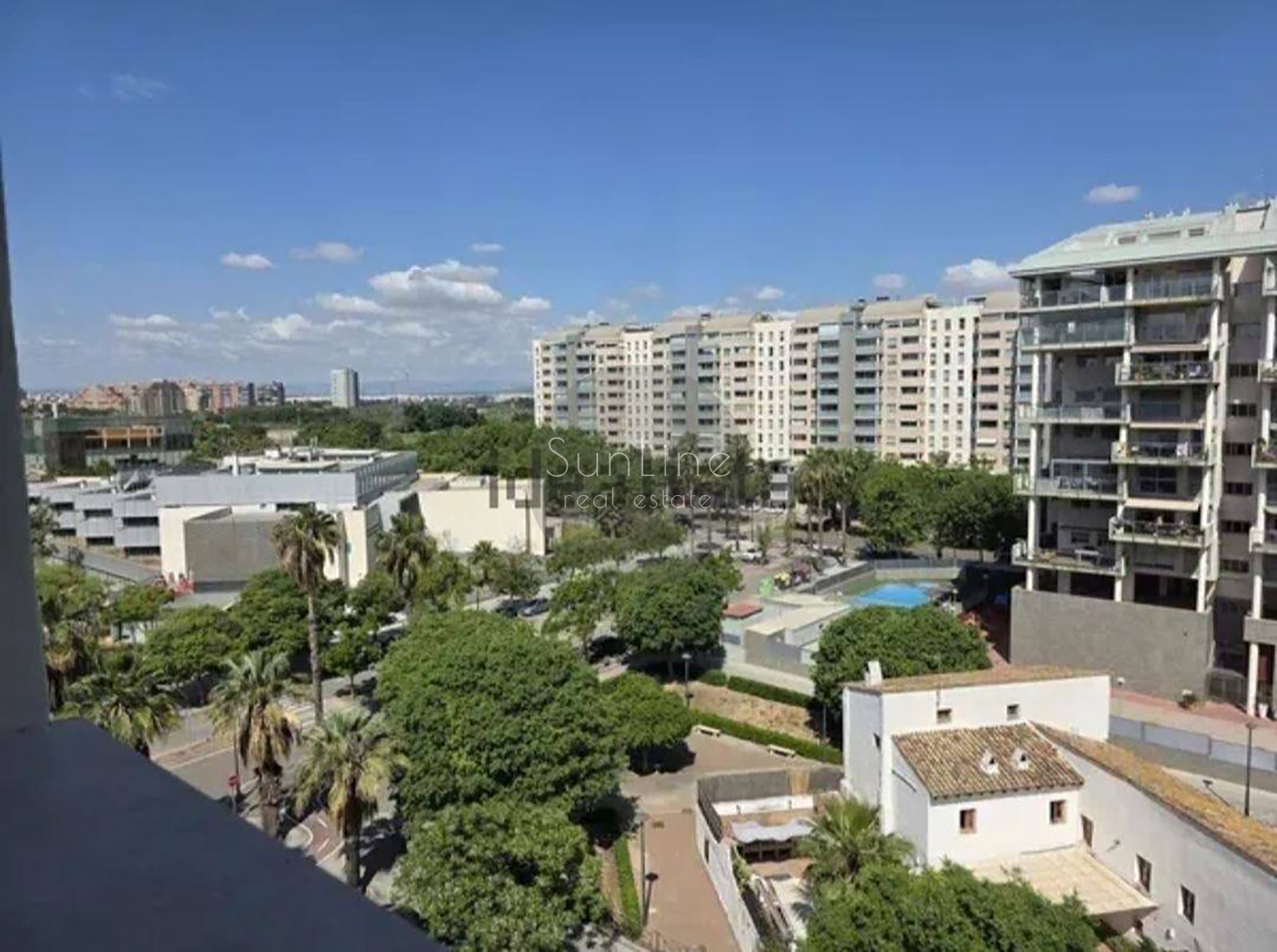 Apartment for sale with good renovation, three bedrooms and a terrace in a complex with a pool in Nou Campanar