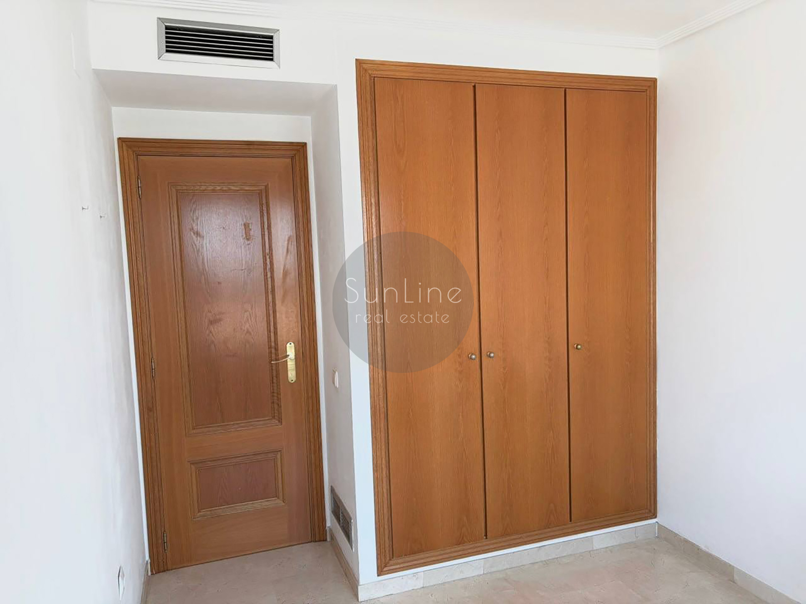 Rent of a bright apartment with a terrace, pool and parking near Turia parks