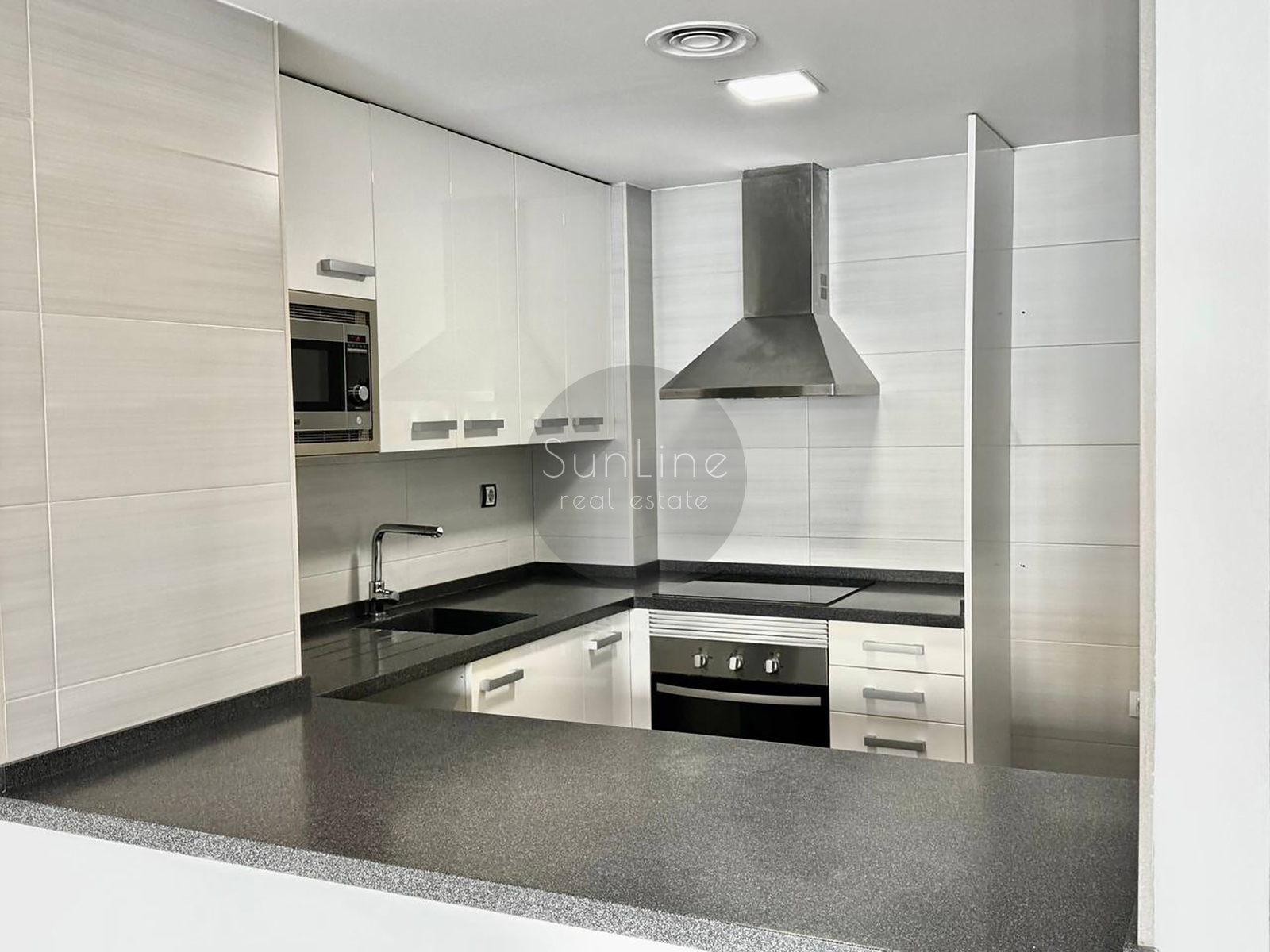 Renting a modern apartment with a pool a few minutes from downtown Valencia