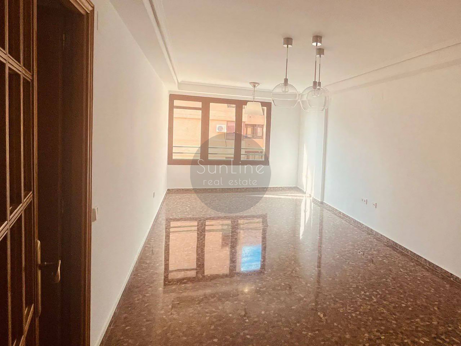 Rent of a spacious apartment with a balcony and a concierge in convenient Benimaclet