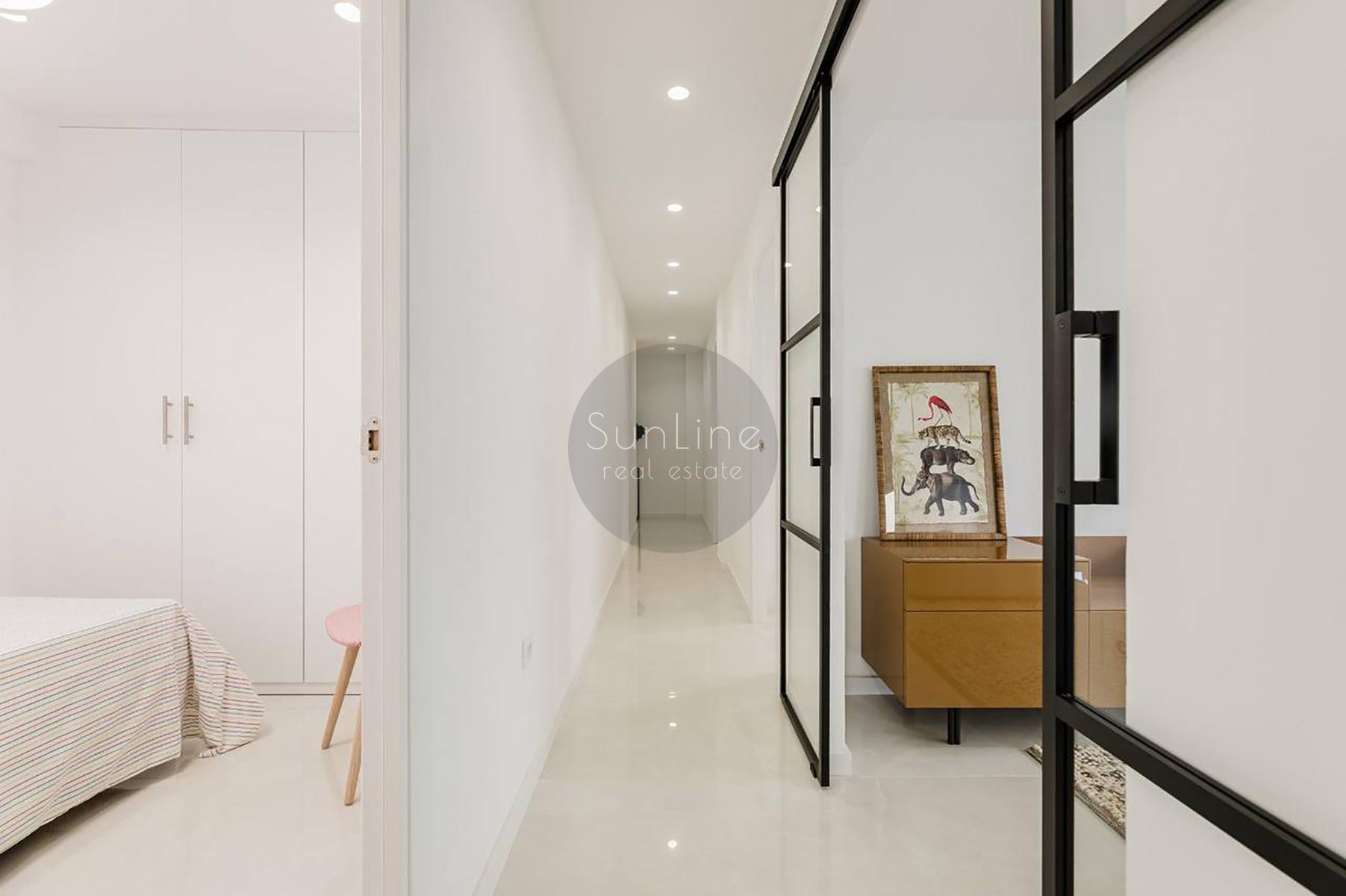 Sale of a 3-bedroom apartment with new renovation near Russafa
