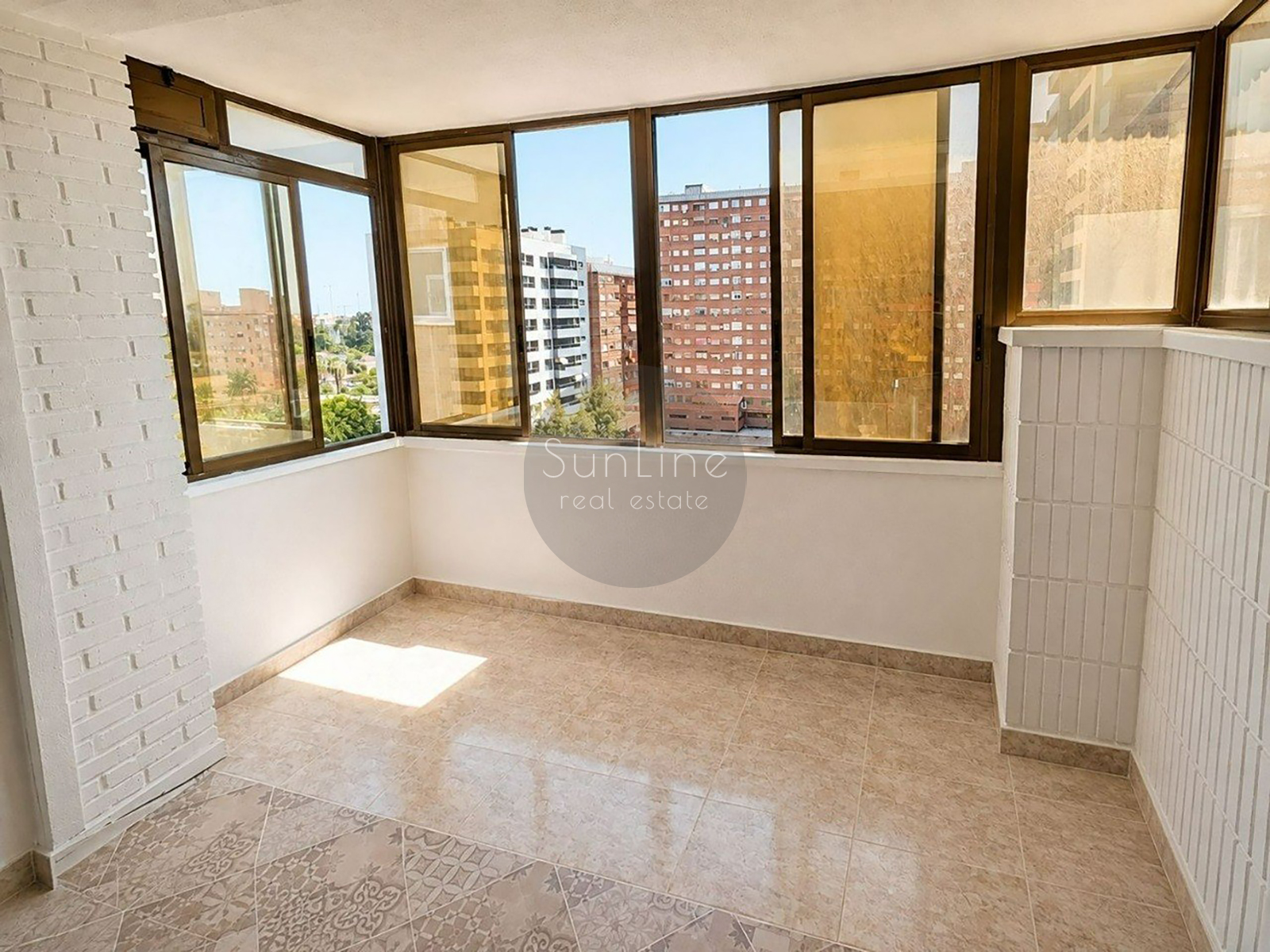 Rent of a bright apartment with four bedrooms, a garage, and a storage room