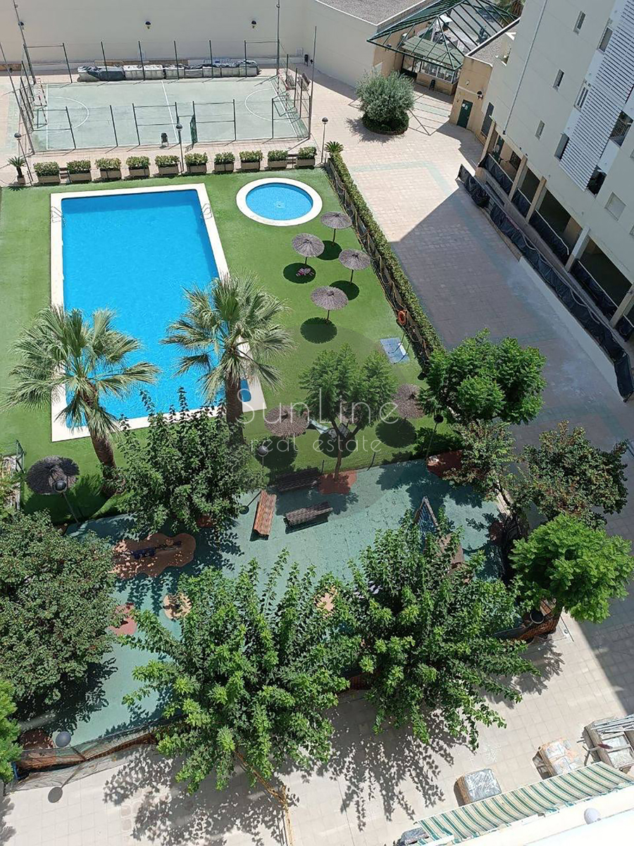Apartment for sale with good renovation, three bedrooms and a terrace in a complex with a pool in Nou Campanar