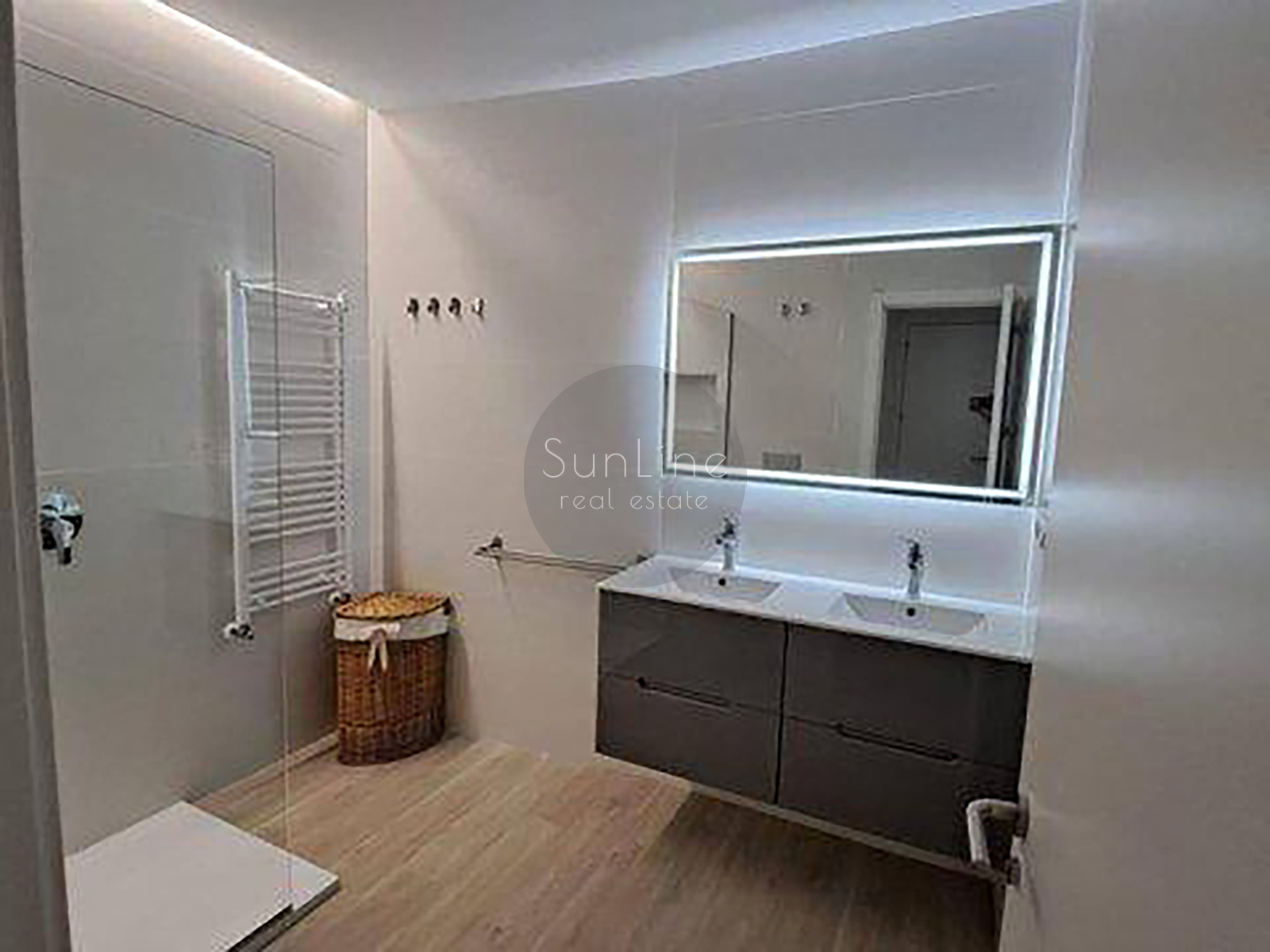 Apartment for rent with new renovation and modern furniture near Valencia's main attractions