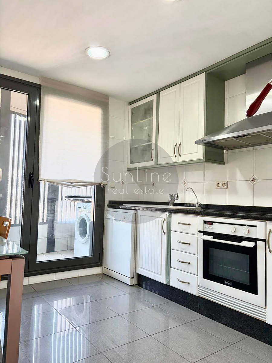 Rent of a bright apartment with a terrace, pool and parking near Turia parks