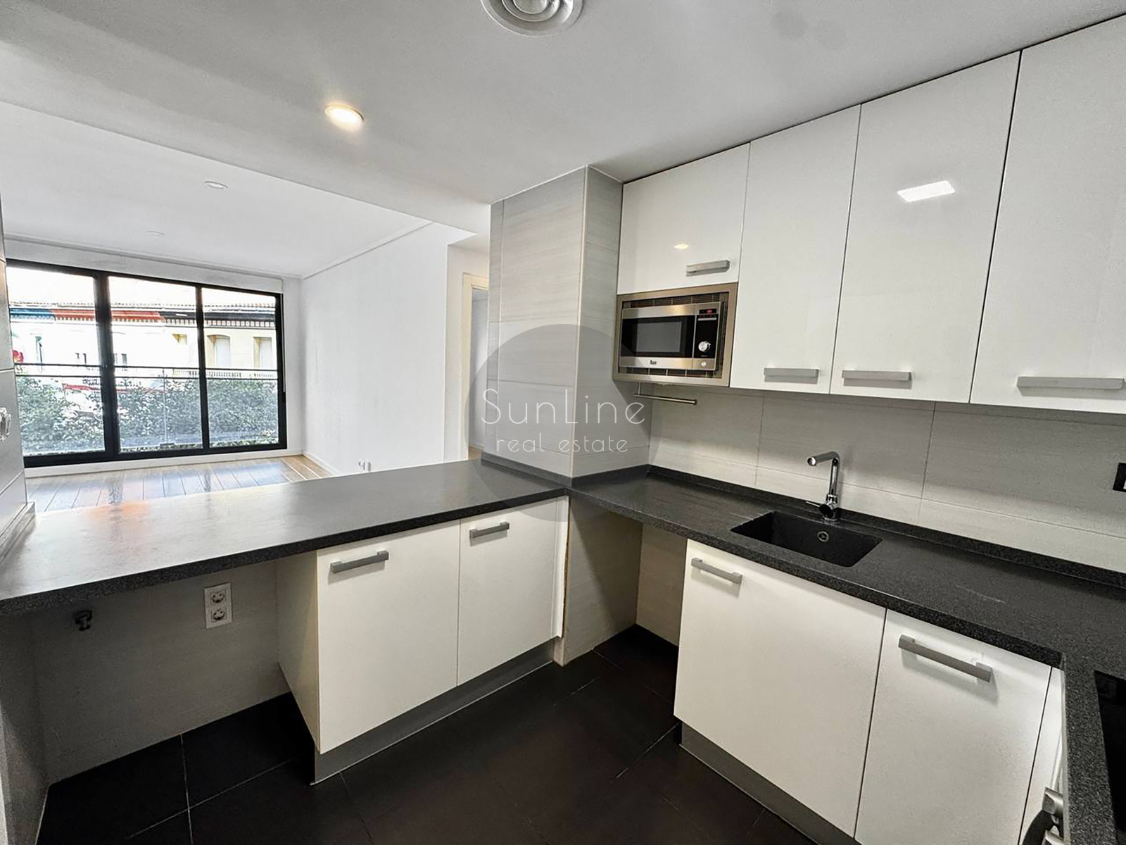 Renting a modern apartment with a pool a few minutes from downtown Valencia