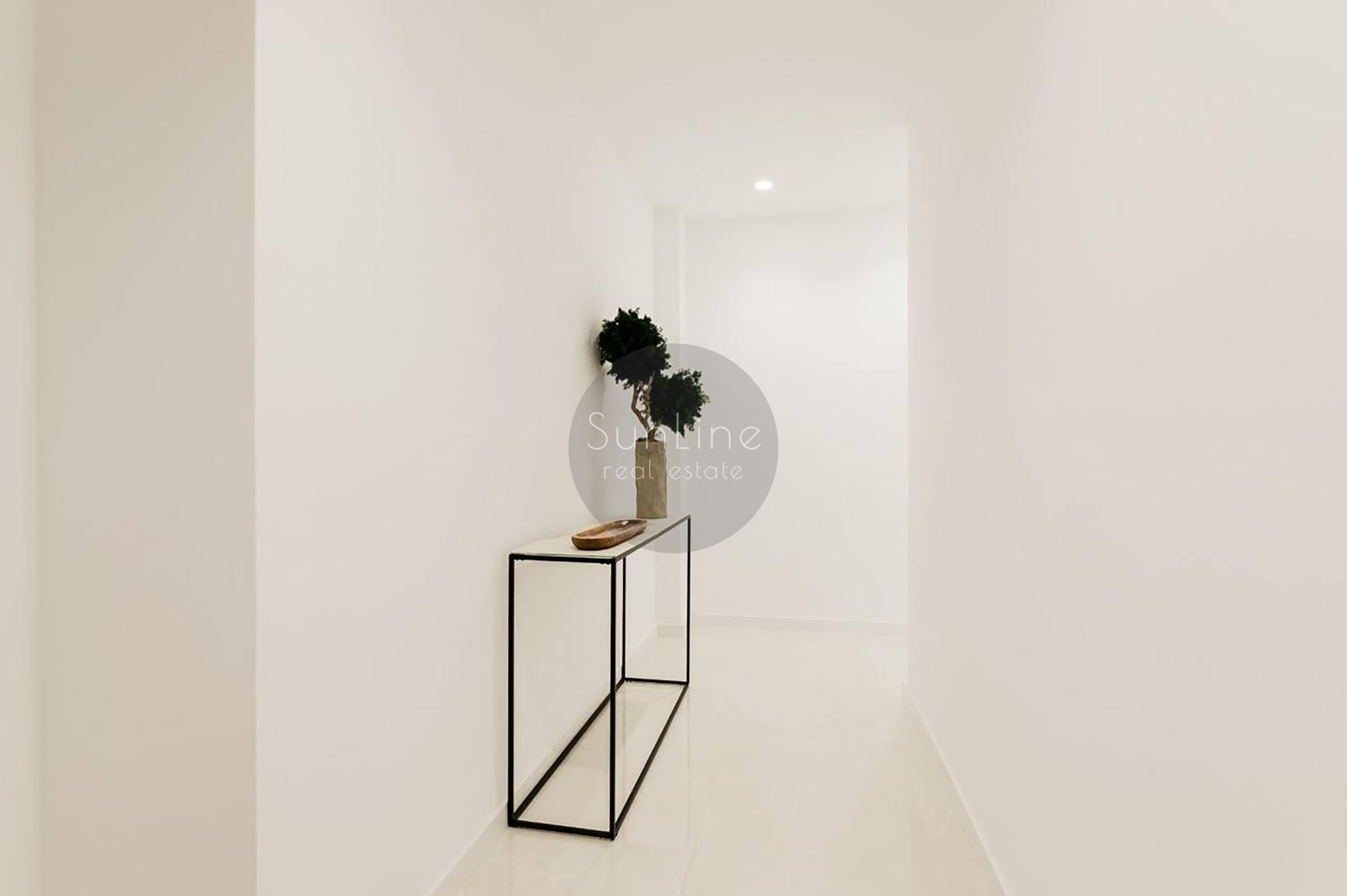 Sale of a 3-bedroom apartment with new renovation near Russafa