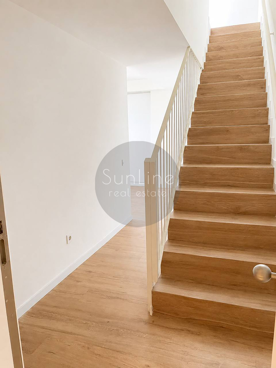Renting a penthouse with two private terraces, garage and pool in Safranar