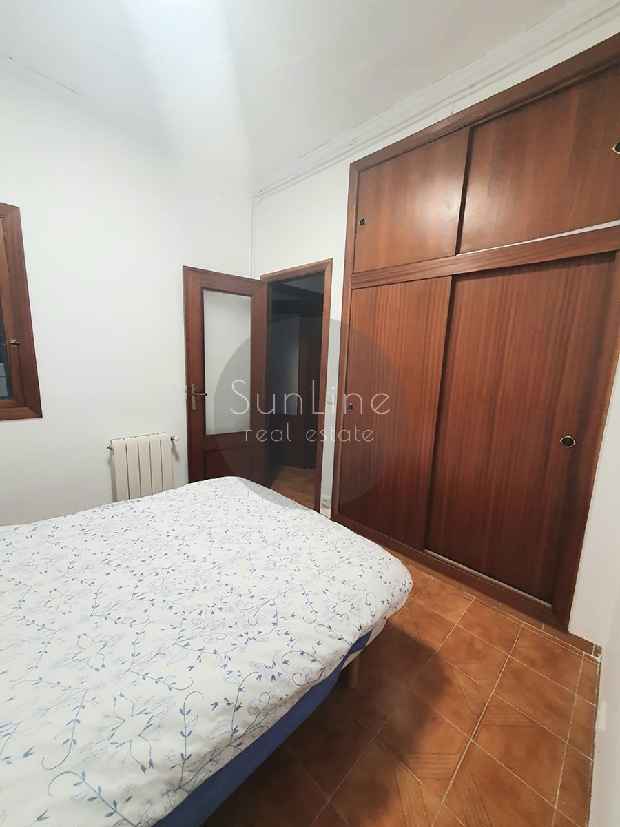 Rent of a Cozy Furnished Apartment with Two Balconies in the Heart of Russafa