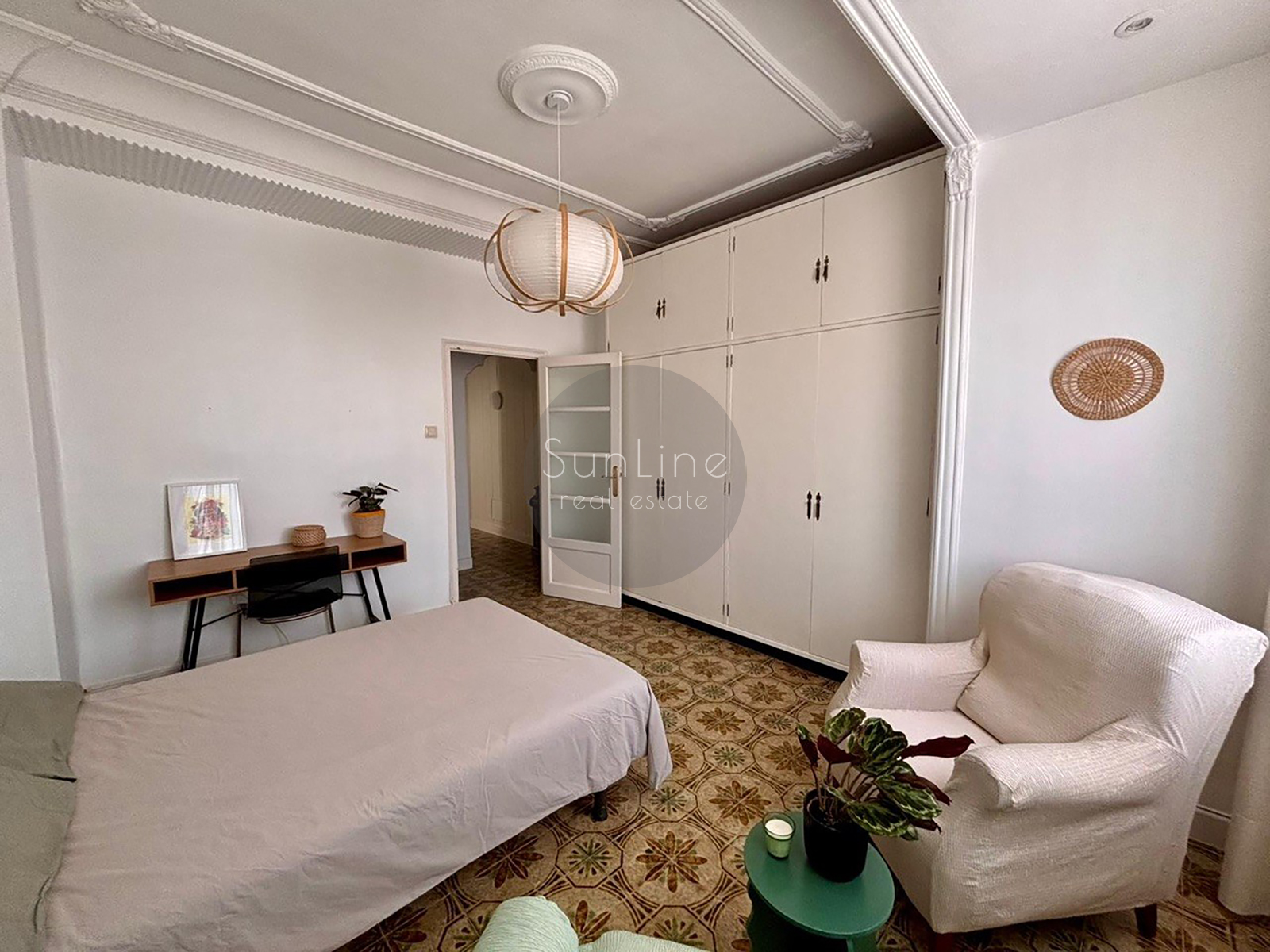 Renting a cozy three-bedroom apartment 5 minutes from Turia Park