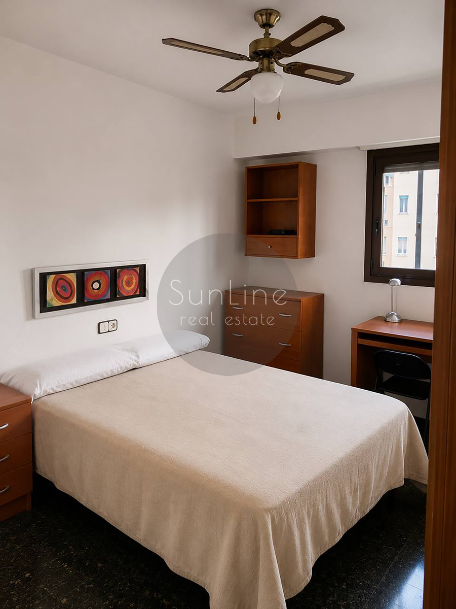 Apartment rental with four bedrooms and a terrace, two minutes from Aragon metro