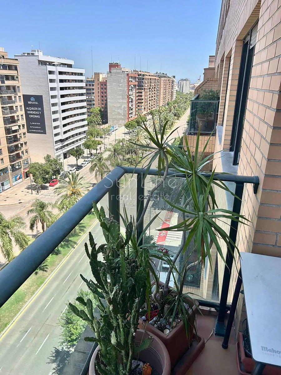 Renting a spacious apartment on the 10th floor with a pool near the City of Arts and Sciences