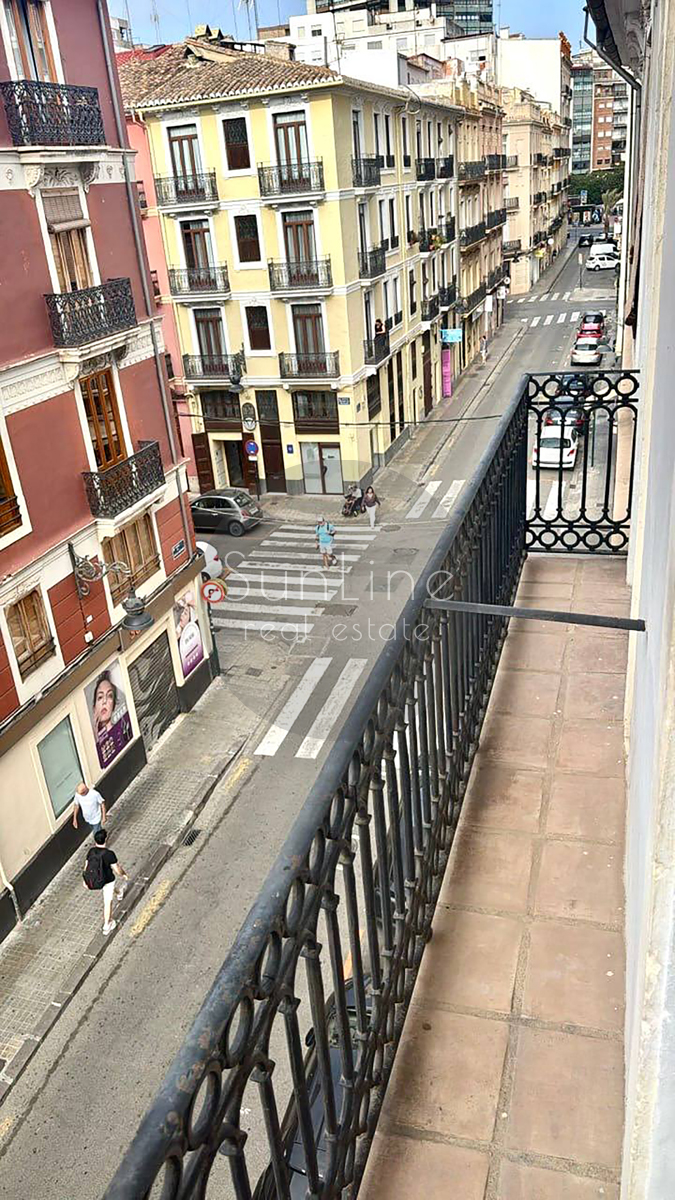 Apartment with 3 bedrooms, balcony, and new kitchen in La Roqueta
