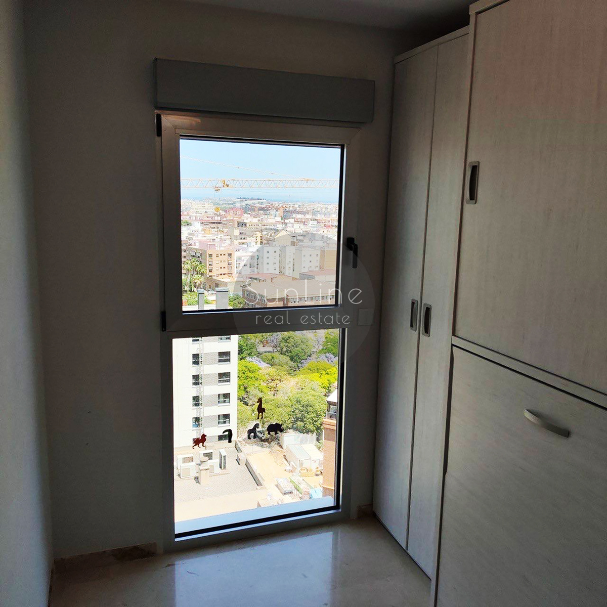 Arriendo de apartamento con 2 dormitorios, garaje y gran terraza en Benicalap