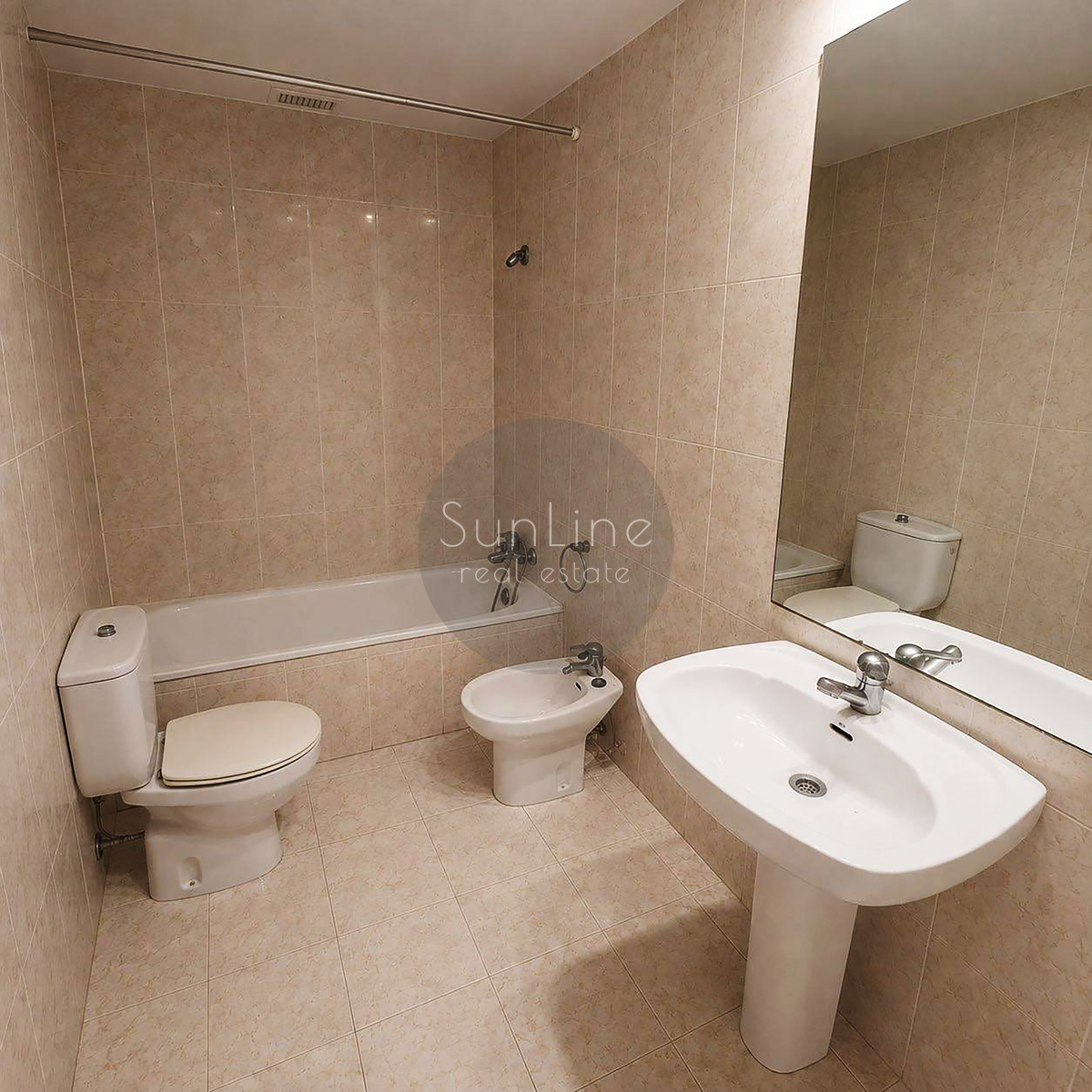 Rent of a spacious 3-bedroom apartment with sea view in El Grau
