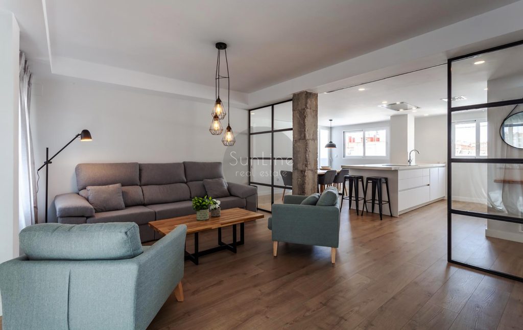 Sale of a bright 130 m² apartment with 3 bedrooms and a large living room in Algirós