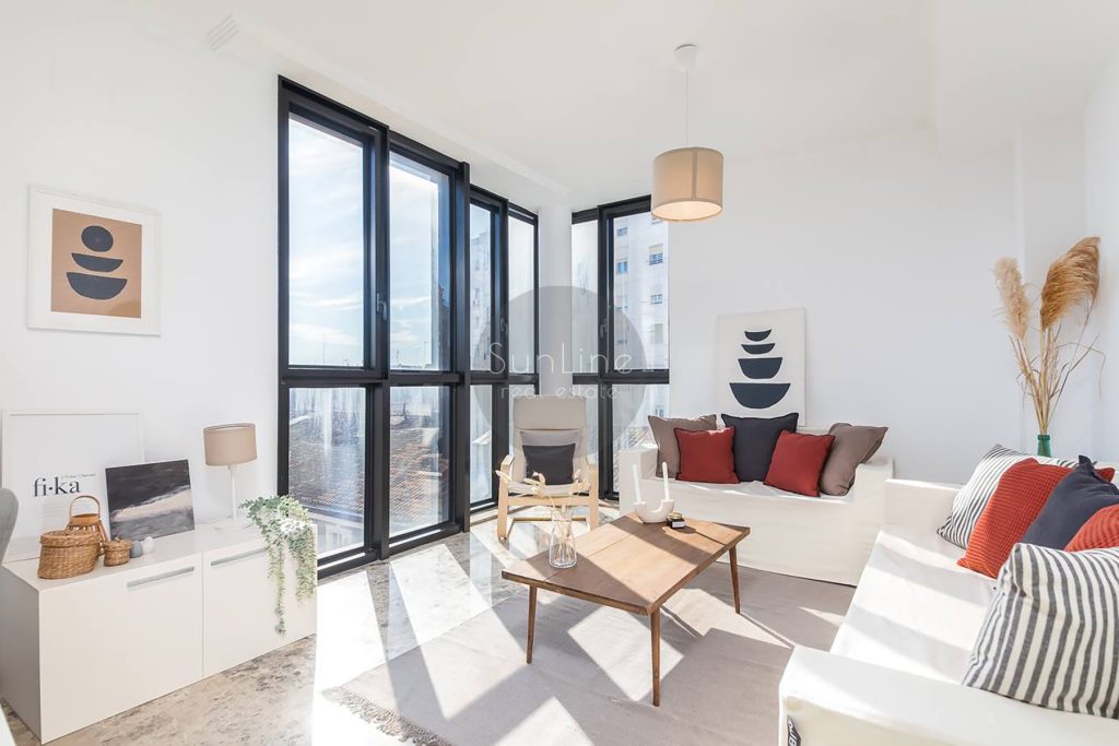 Rent of a bright two-bedroom apartment with a garage in the center of Valencia