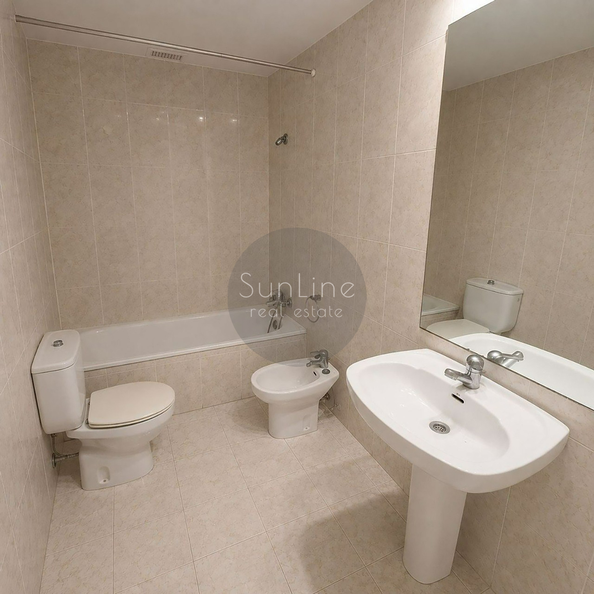 Rent of a spacious 3-bedroom apartment with sea view in El Grau