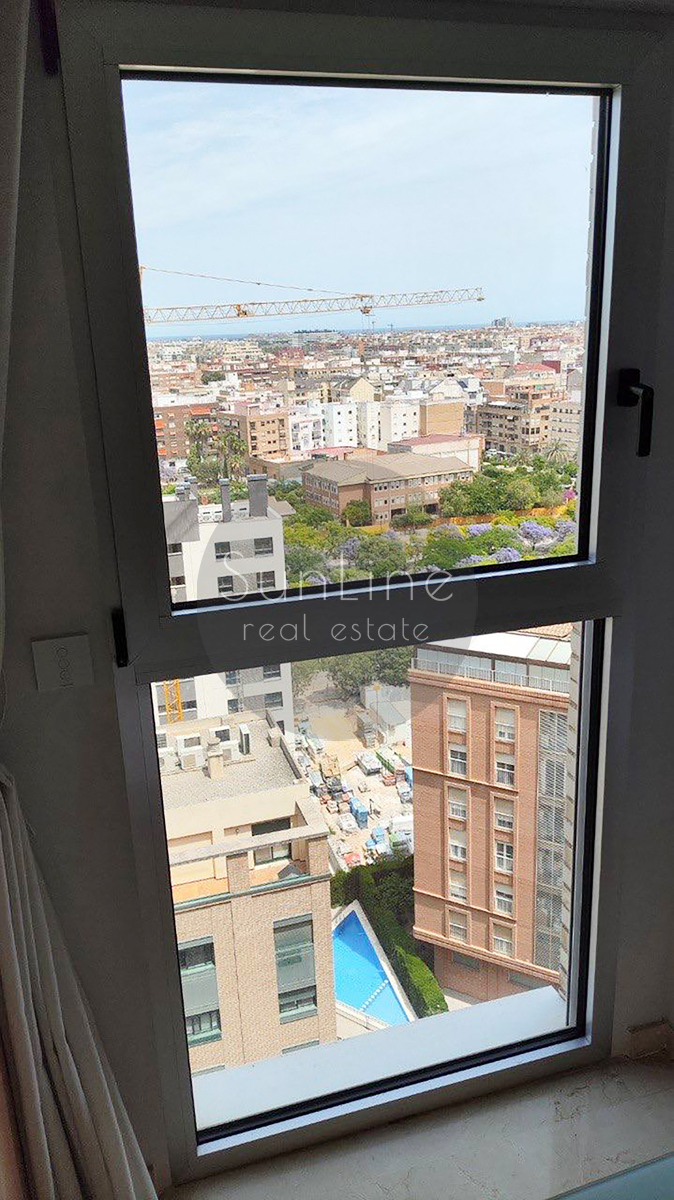 Arriendo de apartamento con 2 dormitorios, garaje y gran terraza en Benicalap