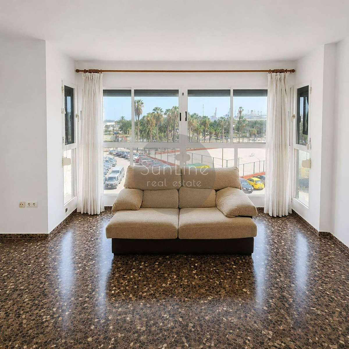 Rent of a spacious 3-bedroom apartment with sea view in El Grau
