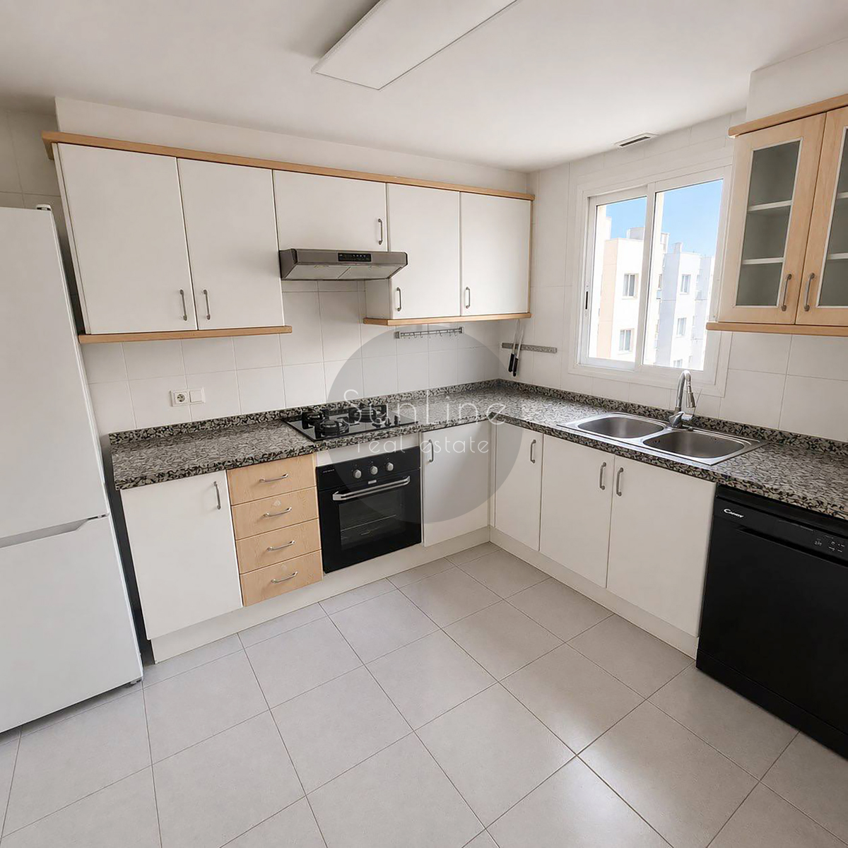 Rent of a spacious 3-bedroom apartment with sea view in El Grau