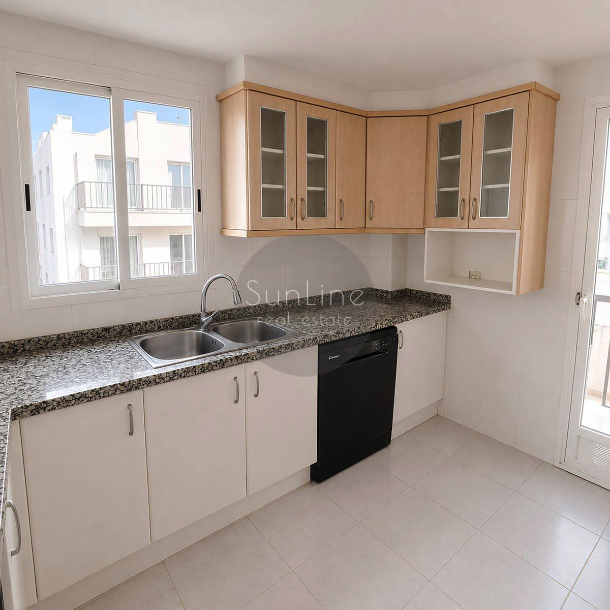 Rent of a spacious 3-bedroom apartment with sea view in El Grau