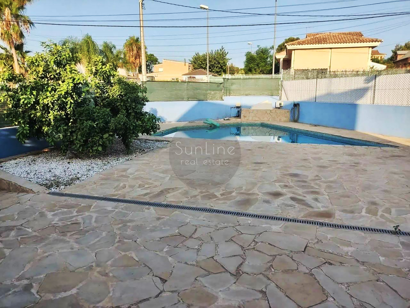 Rent of a 150 m² house with a private plot of 500 m², a pool and a garage in Picassent