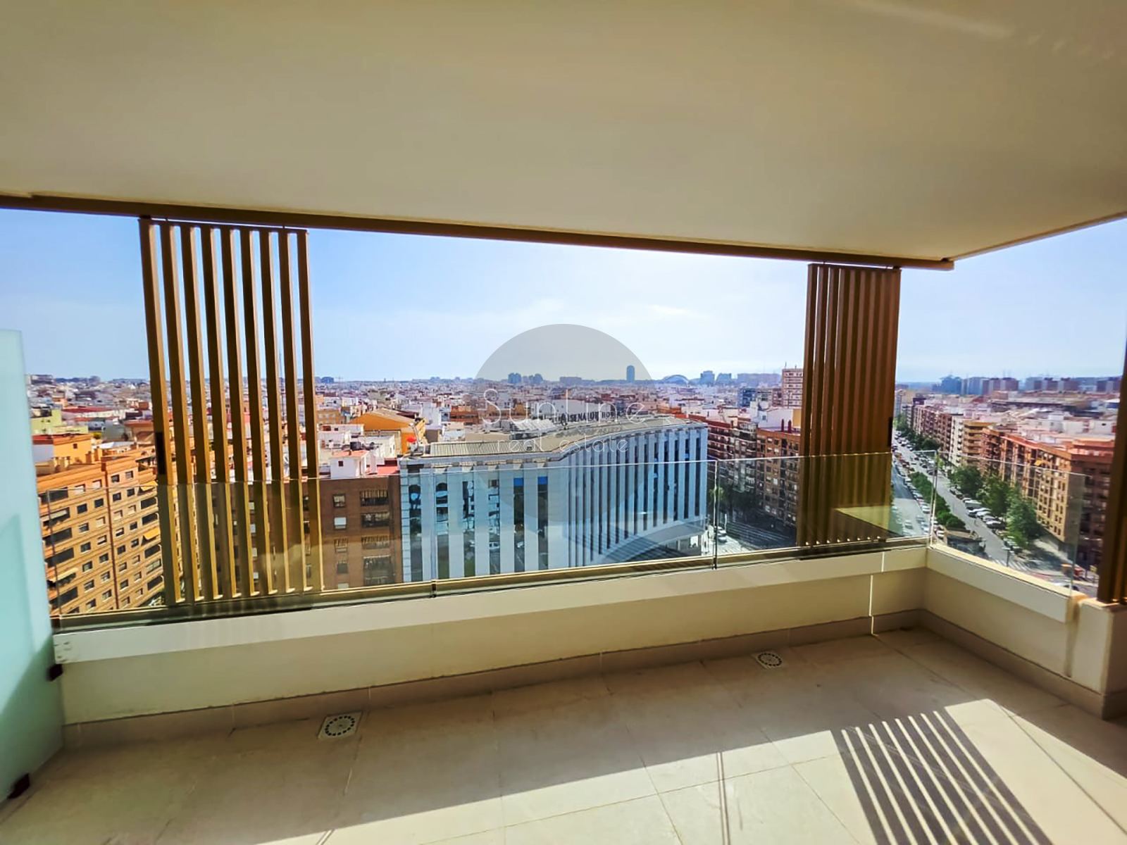 Rent of a modern apartment with panoramic views and a terrace near Ruzafa