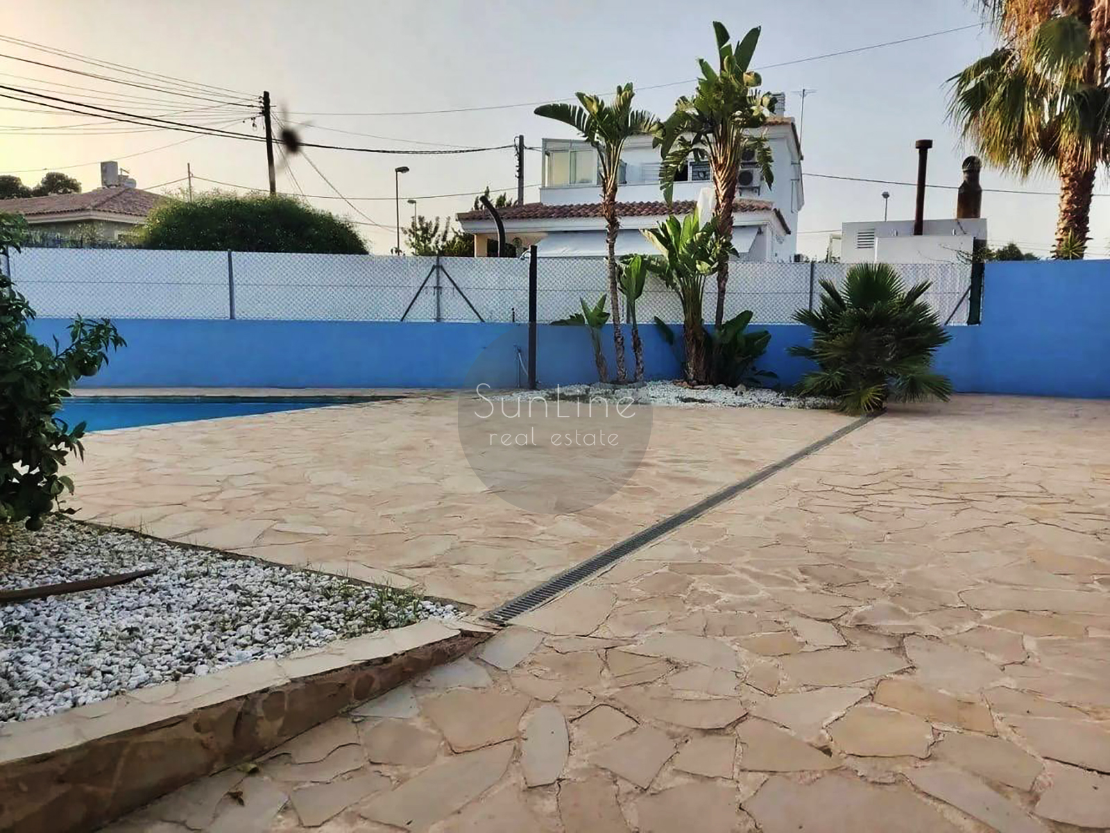 Rent of a 150 m² house with a private plot of 500 m², a pool and a garage in Picassent