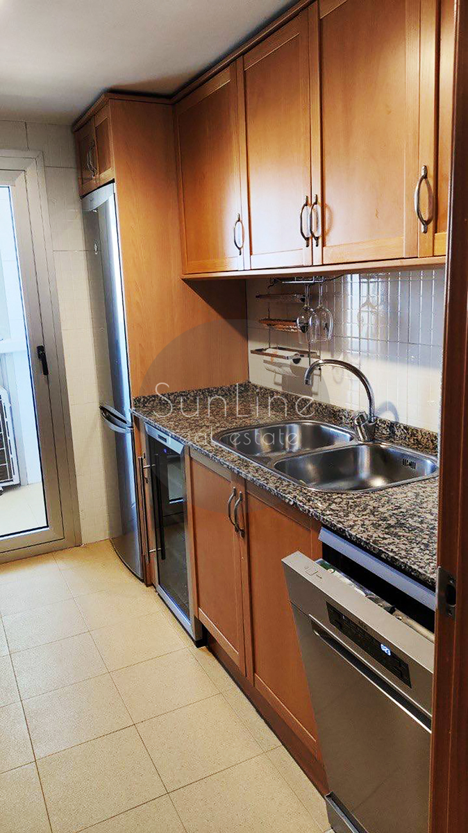Arriendo de apartamento con 2 dormitorios, garaje y gran terraza en Benicalap
