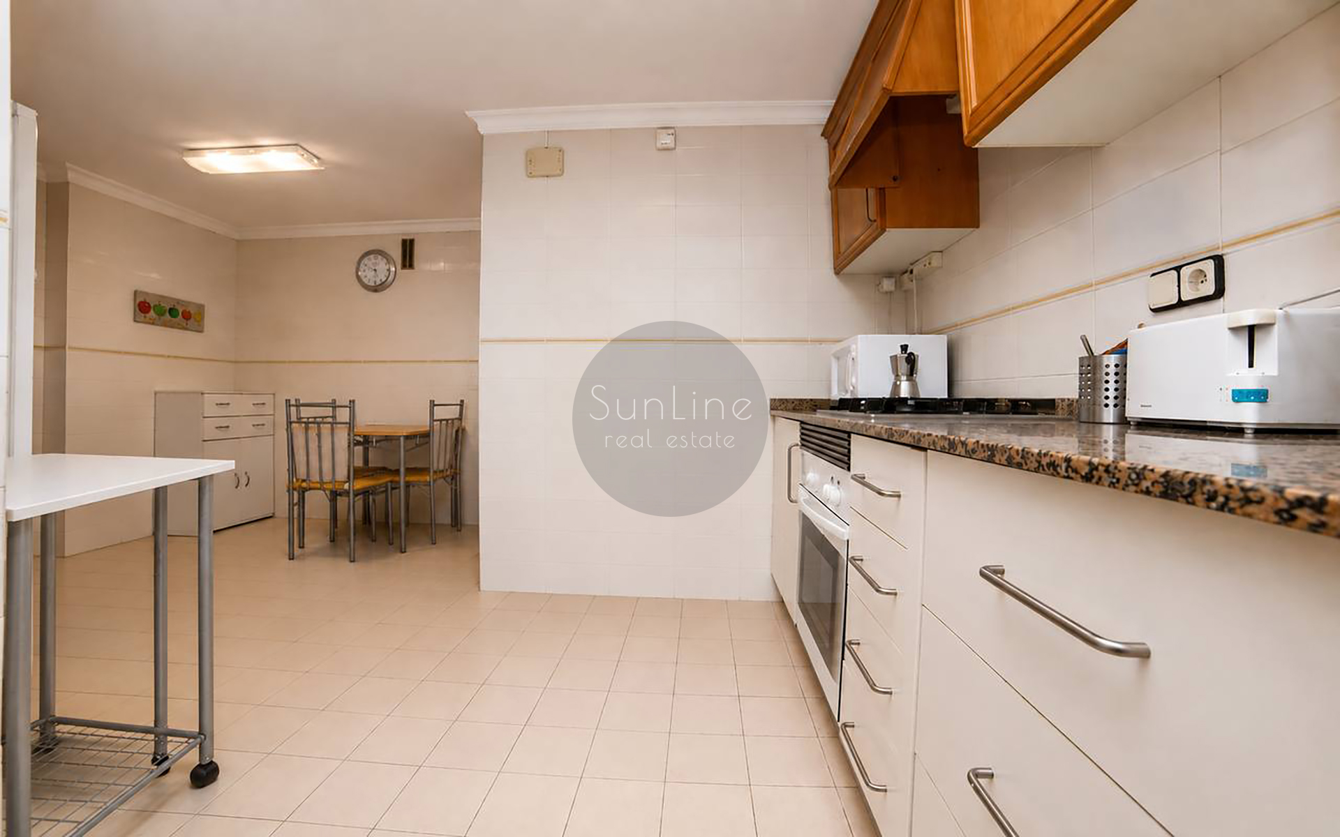 Apartment rental with four bedrooms and a terrace, two minutes from Aragon metro