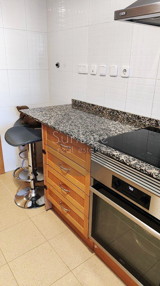 Arriendo de apartamento con 2 dormitorios, garaje y gran terraza en Benicalap