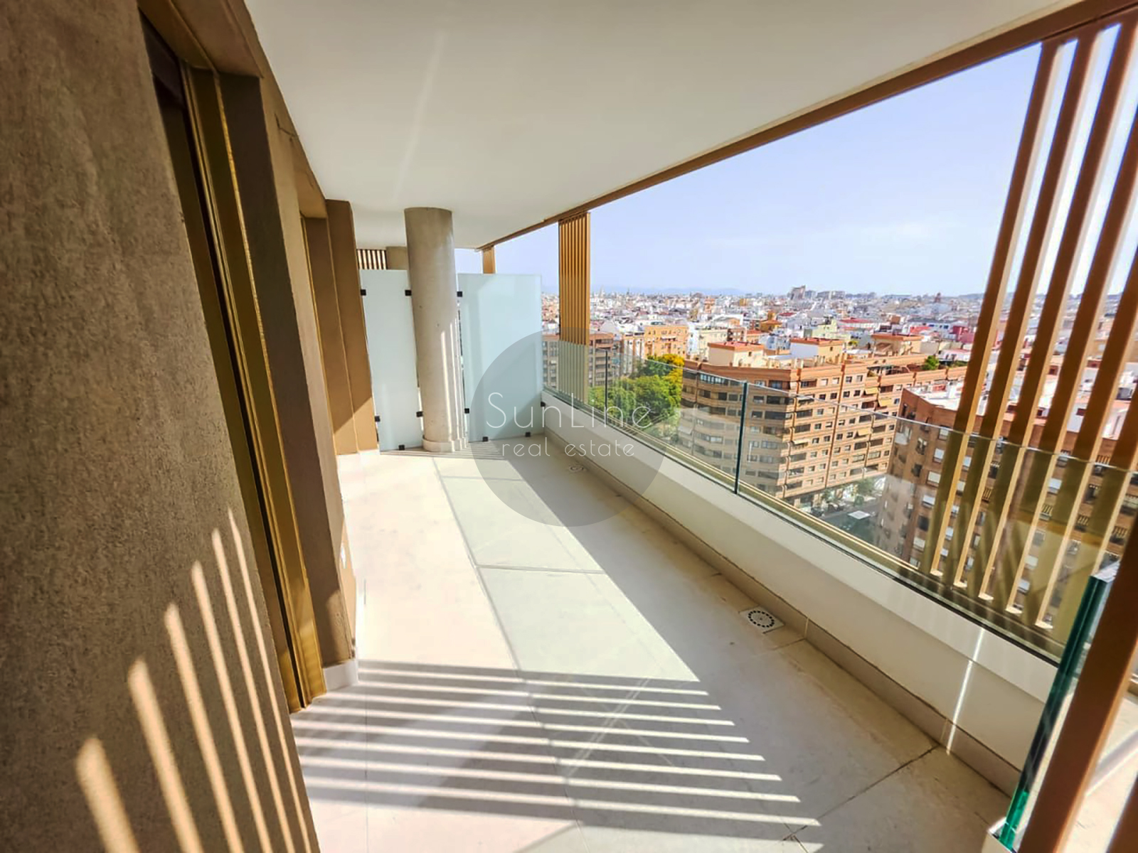 Rent of a modern apartment with panoramic views and a terrace near Ruzafa
