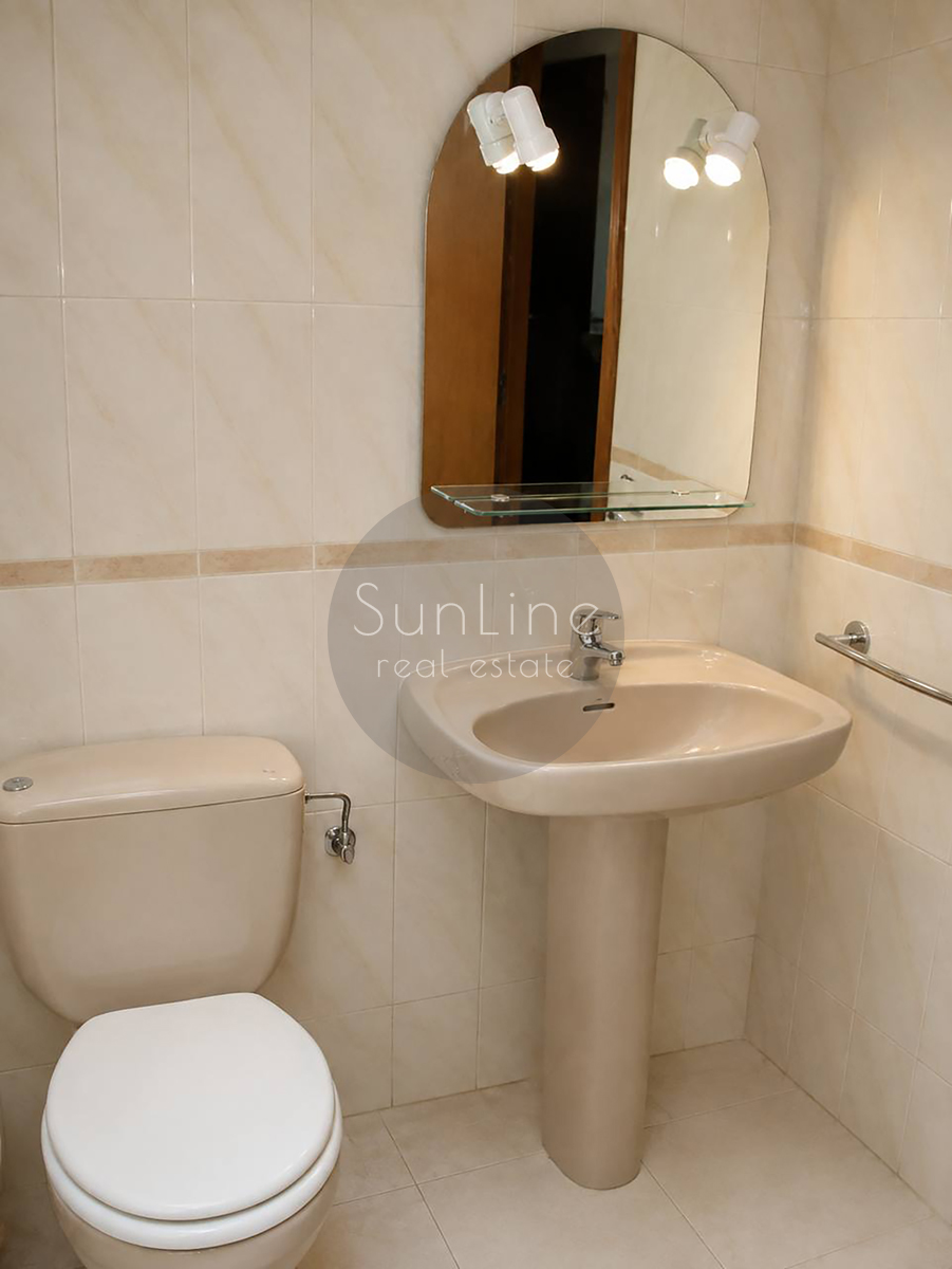 Apartment rental with four bedrooms and a terrace, two minutes from Aragon metro