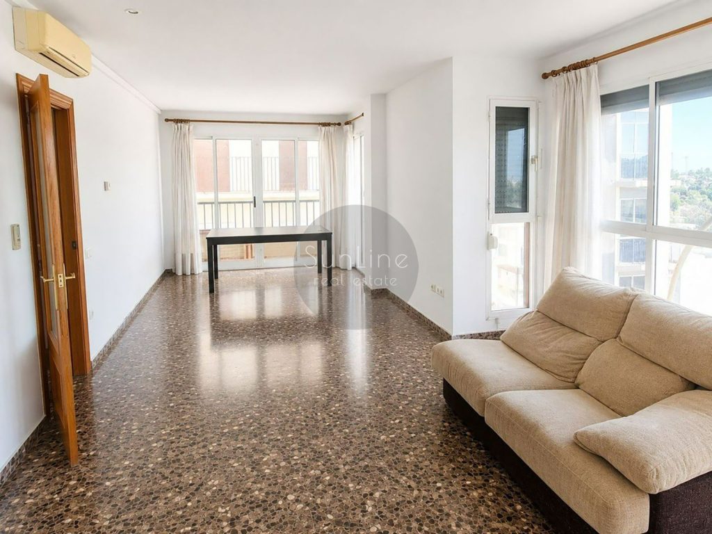 Rent of a spacious 3-bedroom apartment with sea view in El Grau