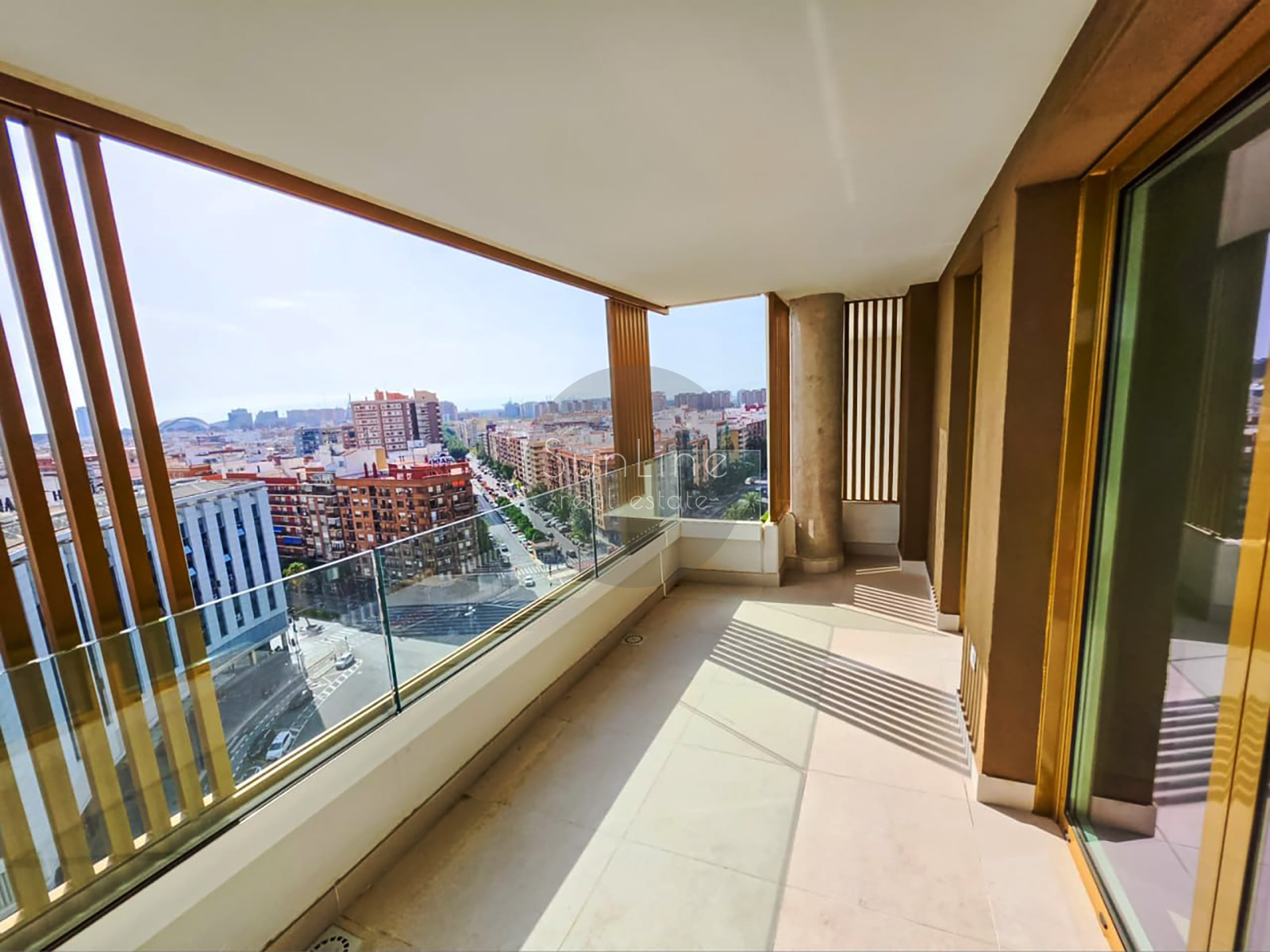 Rent of a modern apartment with panoramic views and a terrace near Ruzafa