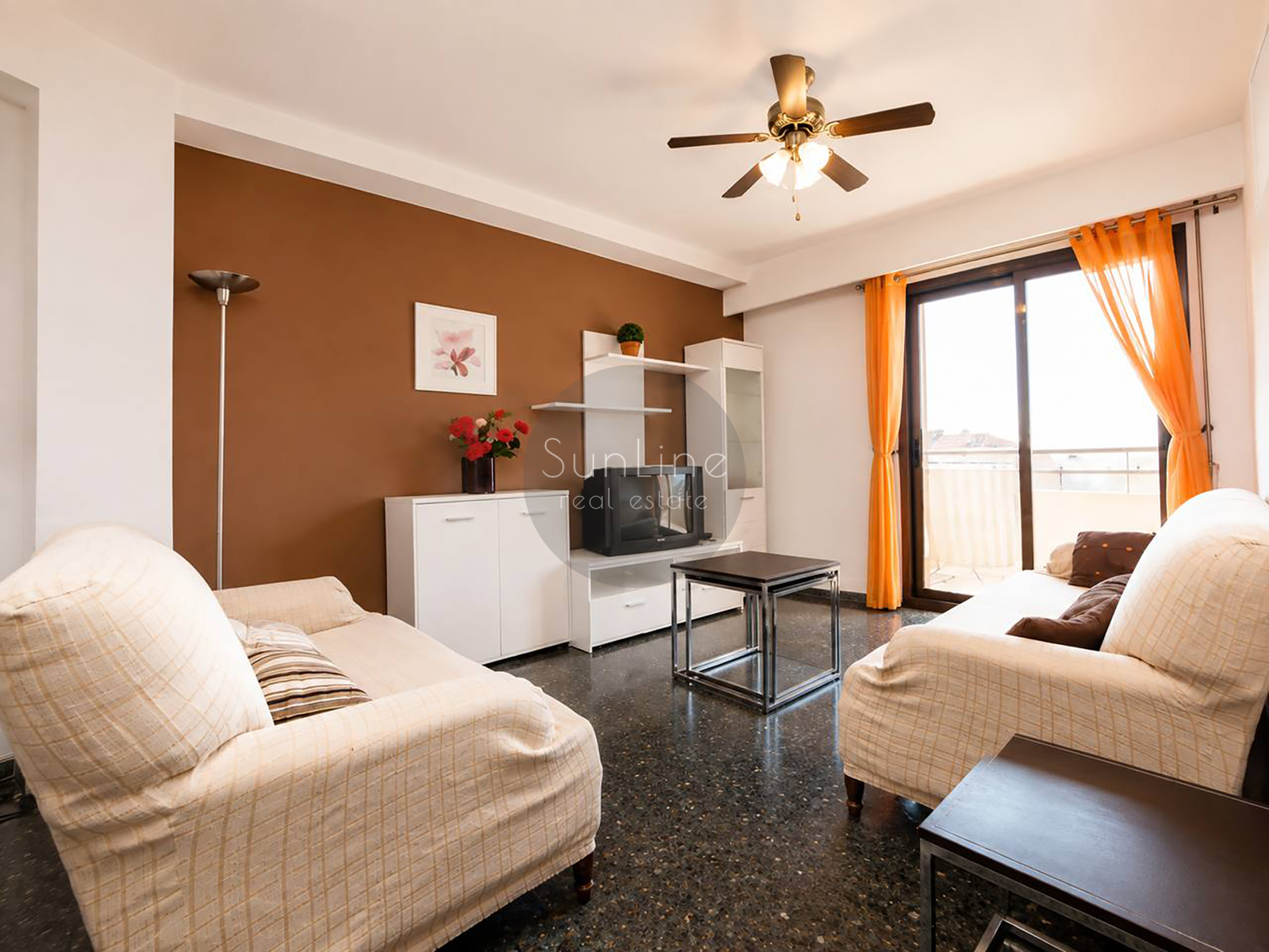 Apartment rental with four bedrooms and a terrace, two minutes from Aragon metro