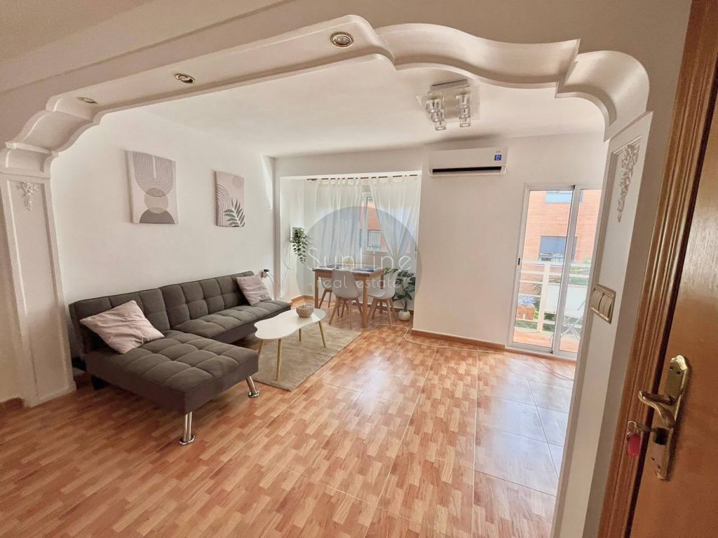 Rent of a furnished apartment with 4 bedrooms and a balcony near Turia Gardens