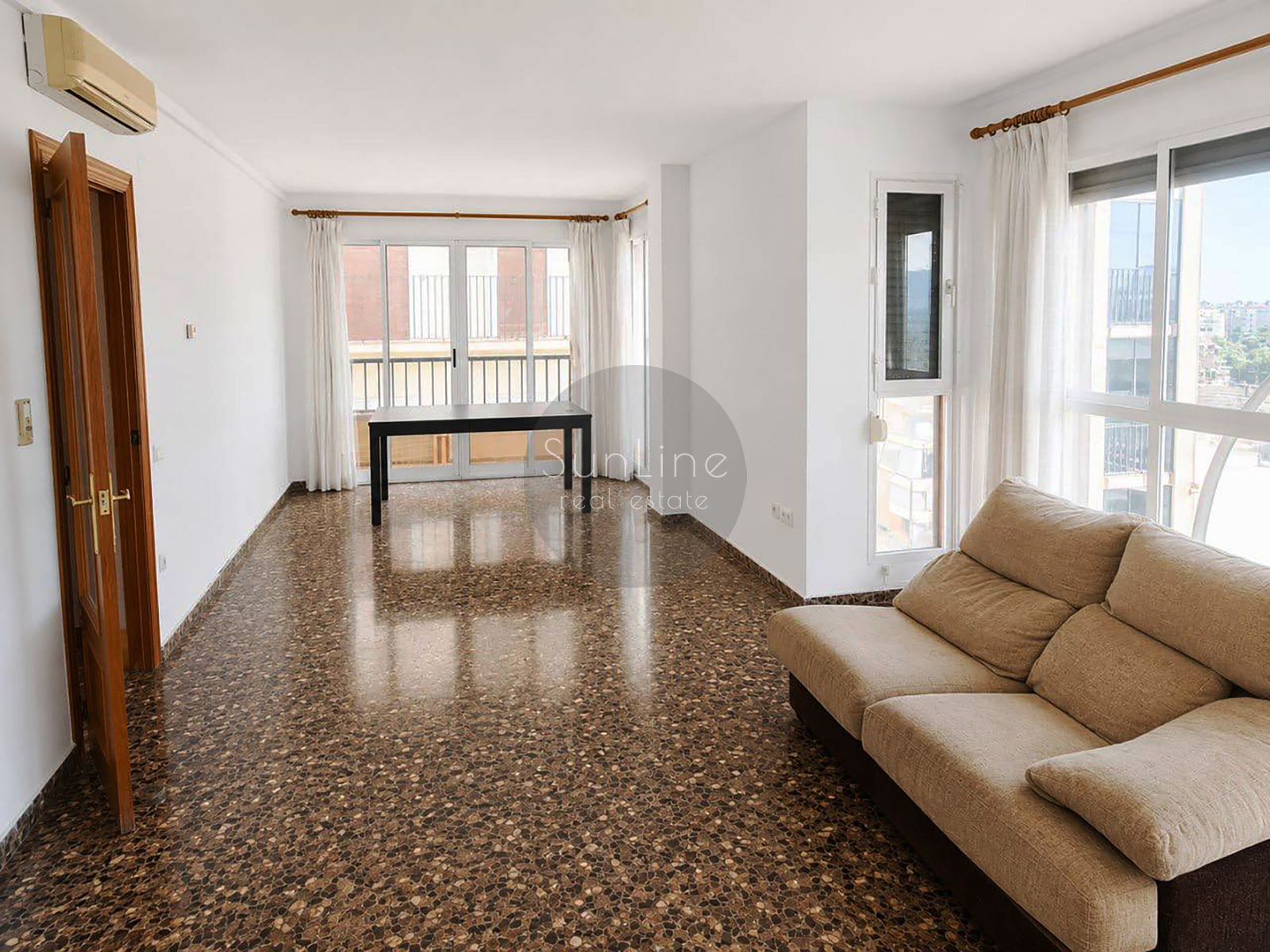 Rent of a spacious 3-bedroom apartment with sea view in El Grau