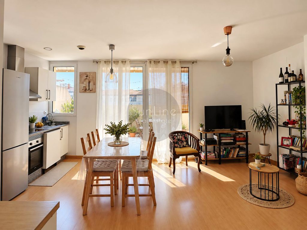 Rent of a bright attic with 2 bedrooms and private terrace in Russafa