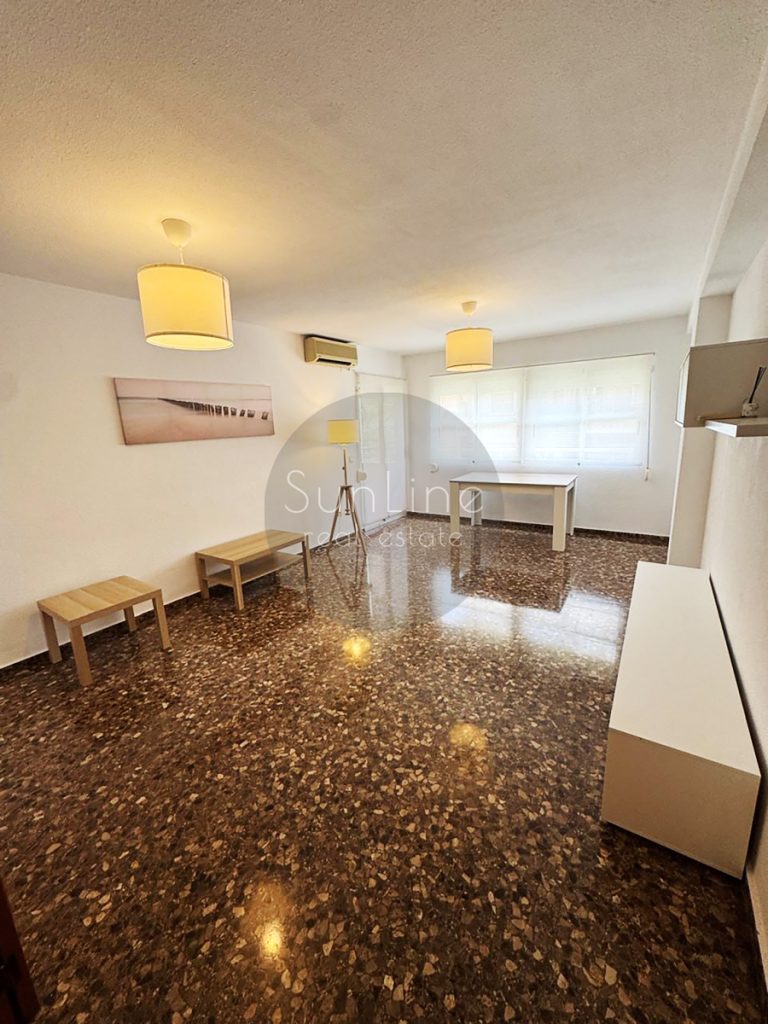 Rent of a furnished 4-bedroom apartment with garage in Benicalap