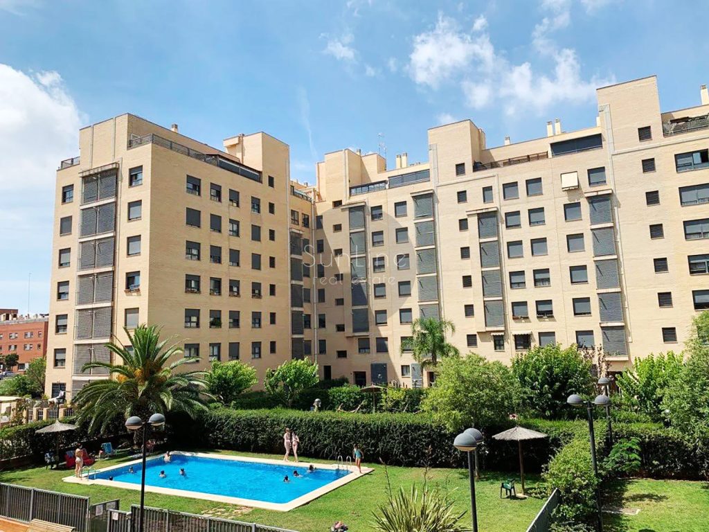 Three-bedroom apartment for rent with pool and garage in Nou Benicalap