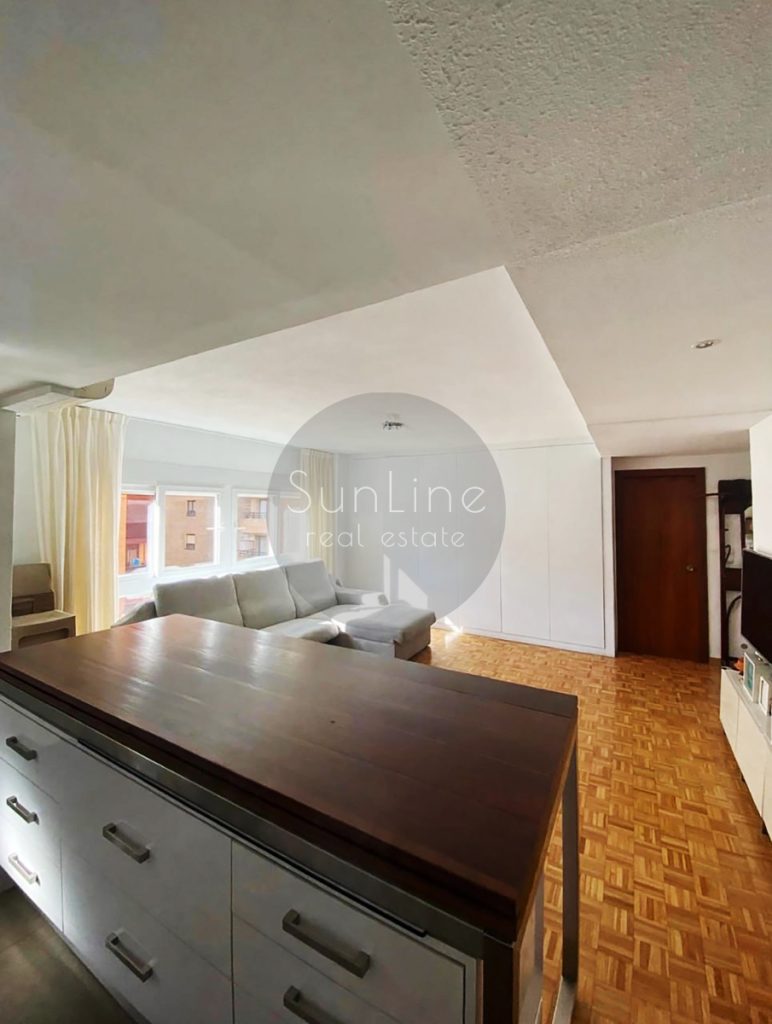Rent of a bright apartment after renovation with two bedrooms and a kitchen with an island in Mestalla