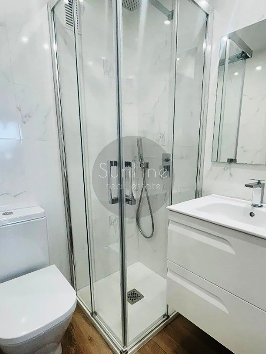 Rent of bright housing with two bathrooms and a terrace near the center of Valencia