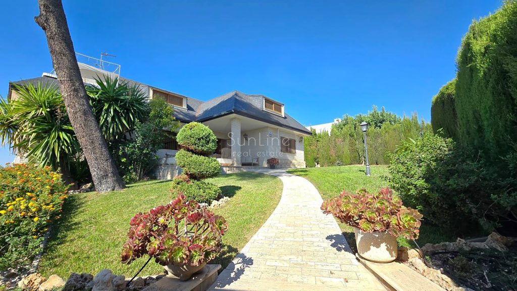 Spacious villa with pool, sauna, gym in Torrente