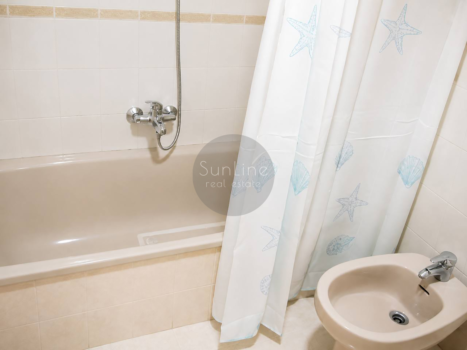 Apartment rental with four bedrooms and a terrace, two minutes from Aragon metro