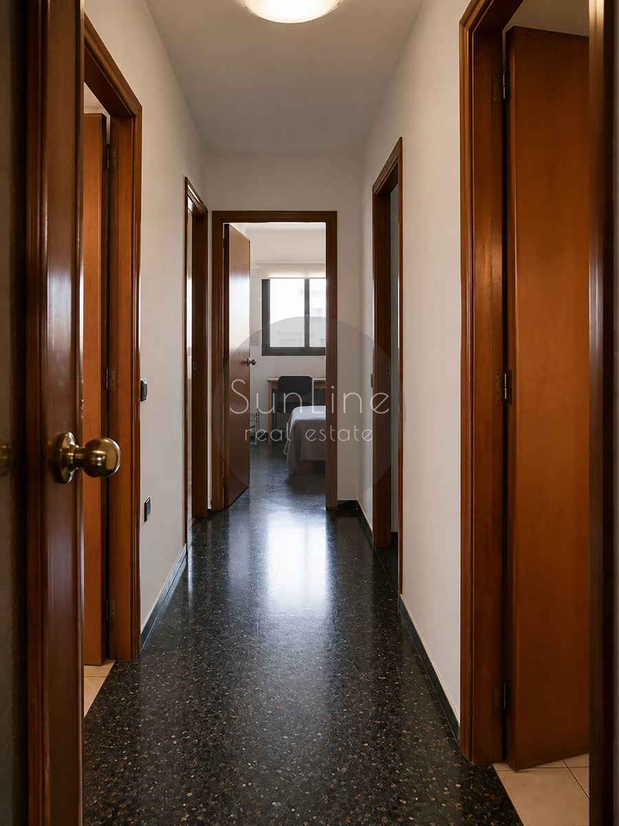 Apartment rental with four bedrooms and a terrace, two minutes from Aragon metro