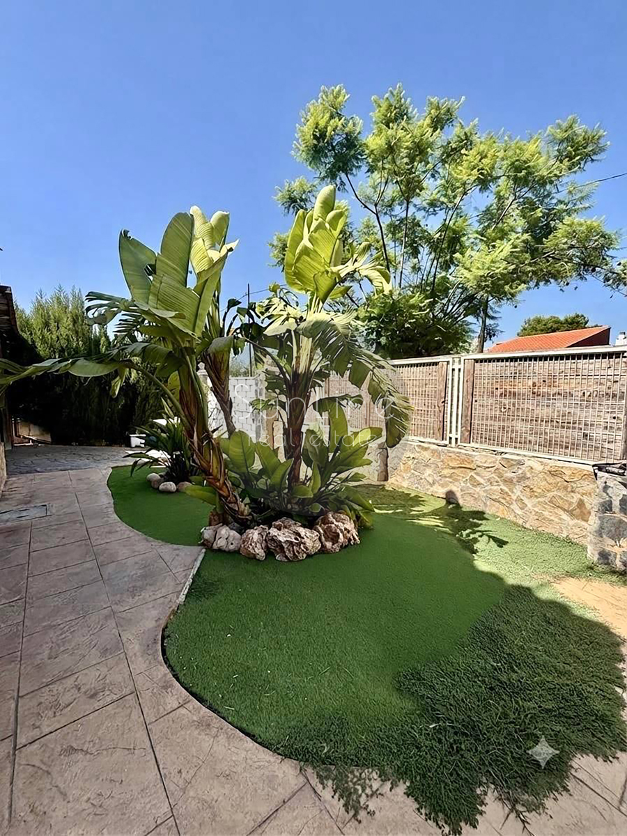House for sale with a pool, solar panels and a 450 m² plot in Moncada